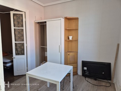 Piso en venta en Bilbao, con 3 dormitorios, baño y balcón