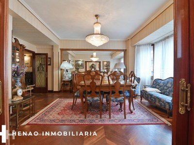 Piso en venta en Bilbao, Indautxu, con 4 dormitorios, 2 baños y balcón
