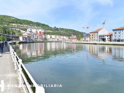Piso en venta en Bilbao, Olabeaga, con 3 dormitorios, 2 baños y balcón