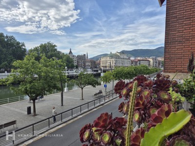 Piso en venta en Bilbao, con 1 dormitorio, baño, trastero, 2 balcones y terraza