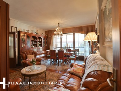 Piso en venta en Bilbao, Abandoibarra, con 5 dormitorios, 3 baños, plaza de garaje y terraza