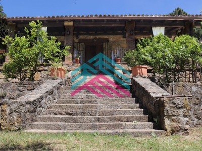 Chalet en venta en Jarandilla De La Vera, Paraje De La Berrocosa, con 3 dormitorios, 2 baños, 5 plazas de garaje, trastero y terraza