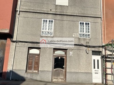 Casa en venta en Ribeira, con 6 dormitorios, 2 baños, aseo, trastero y terreno