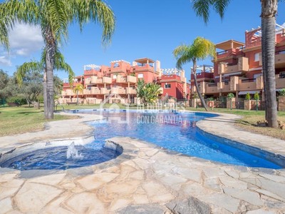 ¡Tu oasis sin muebles en La Reserva de Marbella! Descubre este lujoso apartamento de 2 dormitorios c