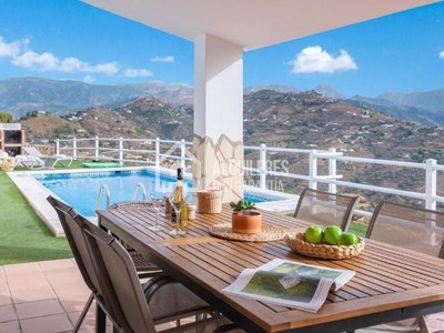 Escápate a la Tranquilidad de Sayalonga: Casa de Campo con Vistas Despejadas y Piscina Privada