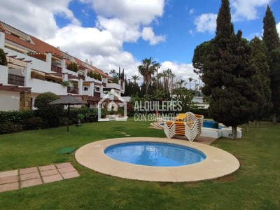 Apartamento en alquiler en Marbella, Lomas De Marbella Club, con 2 dormitorios, 2 baños, plaza de garaje y 11 terrazas