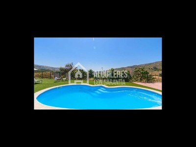 Chalet en alquiler temporal en Cutar, con 3 dormitorios, 2 baños y terraza