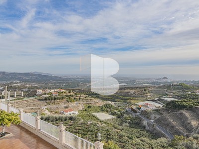 Chalet en venta en Molvízar, con 6 dormitorios, 2 baños, 4 plazas de garaje, 2 terrazas y terreno