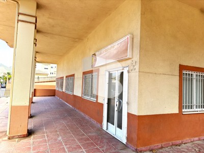 Local comercial en alquiler en Motril, con baño y aseo