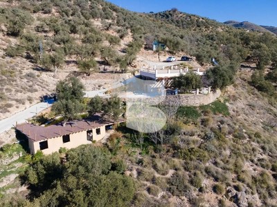 Chalet en venta en Lanjaron, con 4 dormitorios, 2 baños, 6 plazas de garaje, terraza y terreno