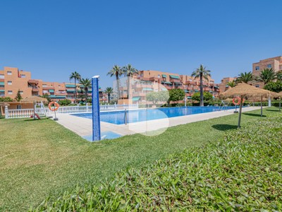 Piso en venta en Salobreña, Playa, con 2 dormitorios, baño, plaza de garaje y terraza