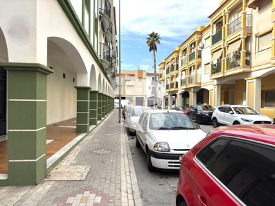 Piso en venta en Salobreña, Centro Pueblo, con 3 dormitorios, baño, aseo y 5 balcones