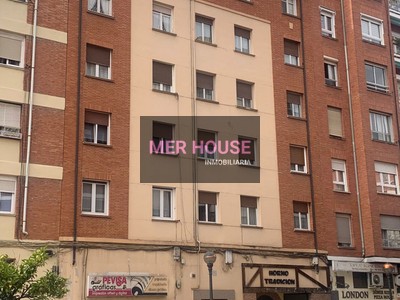 Piso en venta en Logroño, Oeste, con 2 dormitorios, baño y trastero