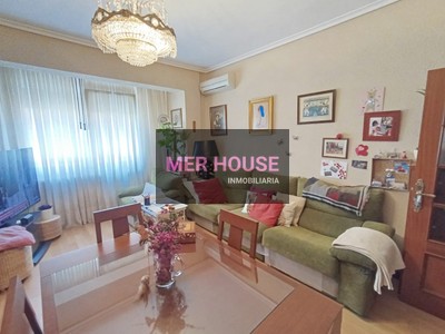 Piso en venta en Logroño, Centro, con 3 dormitorios, baño y terraza