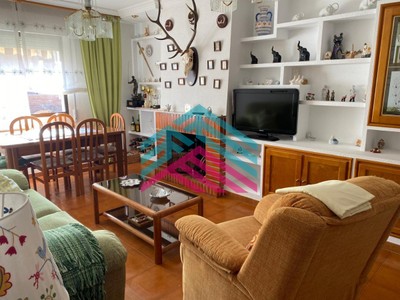 Piso en venta en Candeleda, Centro Ciudad, con 3 dormitorios, baño, 2 plazas de garaje y 2 terrazas