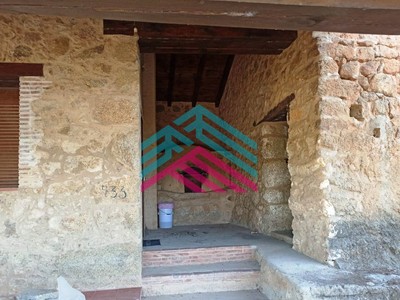 Casa en venta en Candeleda, A 2 Km. Del Centro De Candeleda, con terreno