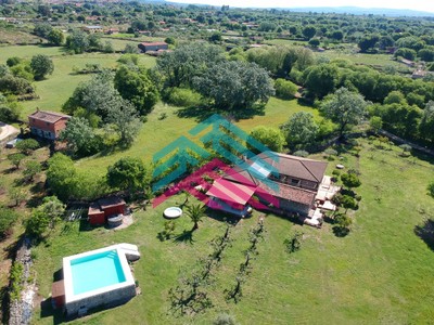 Casa en alquiler vacacional en Candeleda, con 5 dormitorios, 4 baños y terreno