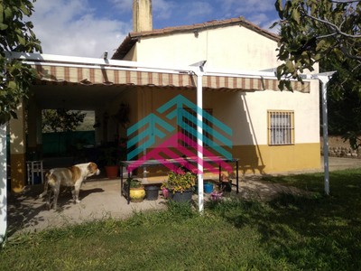 Casa en venta en Candeleda, con terreno