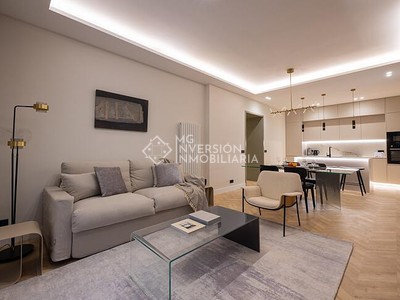 Piso en venta en Malasaña, con 2 dormitorios, 2 baños y balcón