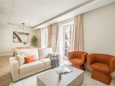 Piso en venta en Retiro, con 2 dormitorios, 2 baños y balcón