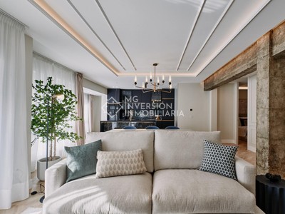 Piso en venta en Salamanca, con 3 dormitorios, 3 baños y balcón