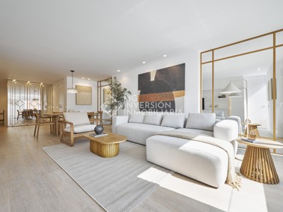 Piso en venta en Salamanca, con 3 dormitorios, 3 baños, plaza de garaje y balcón