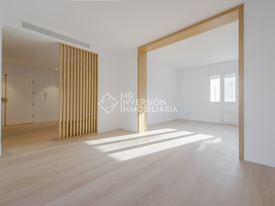 Piso en venta en Chamartin, con 3 dormitorios, 3 baños, plaza de garaje y terraza