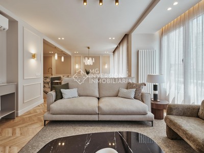 Piso en venta en Ventas, con 3 dormitorios, 3 baños, plaza de garaje, trastero y balcón