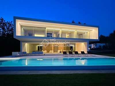 Chalet en venta en La Moraleja, con 6 dormitorios, 8 baños, 3 plazas de garaje y terreno