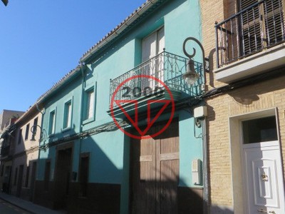 Casa en venta en Aldaia, con 4 dormitorios y 2 baños