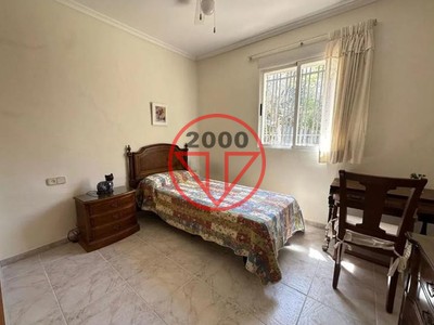Chalet en venta en Paterna, con 4 dormitorios, 2 baños, plaza de garaje y terraza