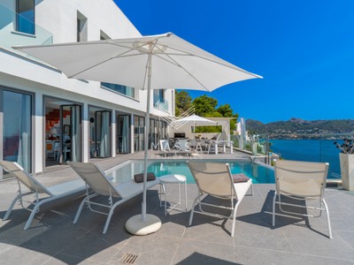 Villa en alquiler vacacional en Capdepera, Canyamel, con 5 dormitorios, 4 baños, aseo, 2 plazas de garaje, trastero, 2 terrazas y terreno