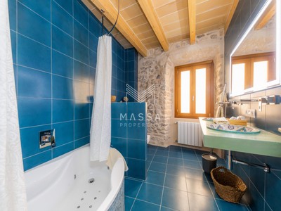 Baño con bañera hidromasaje