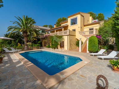 Villa en alquiler vacacional en Son Servera, Costa De Los Pinos, con 3 dormitorios, 2 baños, aseo, 3 plazas de garaje, trastero, balcón y 2 terrazas