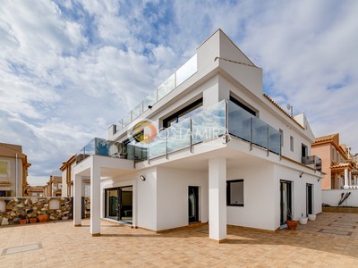 Chalet en Primera Linea con Vistas Panorámicas al Mar a la Venta en Torrevieja, Costa Blanca