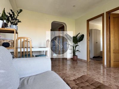 Piso en venta en Burjasot, con 3 dormitorios, baño y balcón