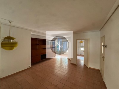 Piso en venta en Valencia, con 3 dormitorios, baño, aseo y terraza