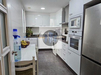 Piso en venta en Valencia, con 3 dormitorios, baño y balcón
