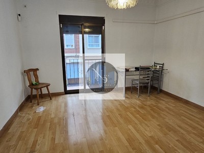 Piso en venta en Torrefiel, con 3 dormitorios, baño y balcón