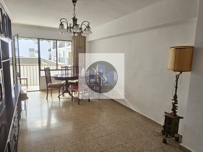 Piso en venta en Valencia, con 3 dormitorios, baño y balcón