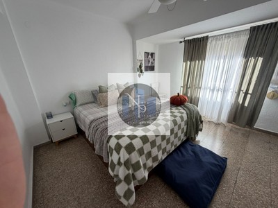 Piso en venta en Valencia, con 3 dormitorios, baño y balcón