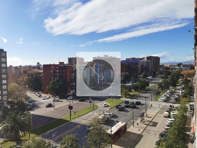 Piso en venta en Valencia, con 4 dormitorios, 2 baños y balcón