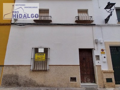 Casa en venta en Marchena, con 3 dormitorios y 2 baños