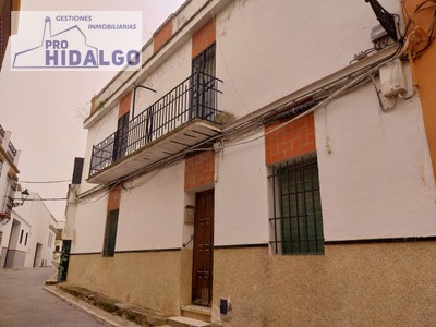 Casa en venta en Marchena, con 3 dormitorios y 2 baños