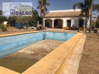 Chalet en venta en Marchena, con 3 dormitorios y baño