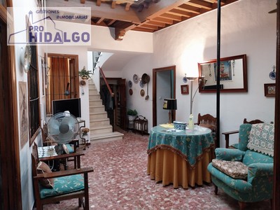 Casa en venta en Marchena, con 7 dormitorios, 2 baños y plaza de garaje