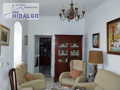 Casa en venta en Marchena, con 4 dormitorios y baño