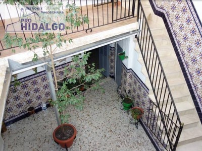 Casa en venta en Marchena, con 3 dormitorios, 2 baños y plaza de garaje