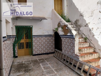 Casa en venta en Marchena, con 5 dormitorios y 2 baños