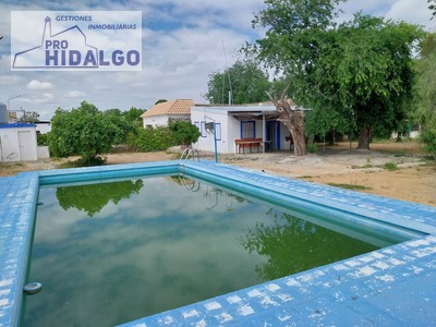 Chalet en venta en Marchena, con 3 dormitorios y 2 baños